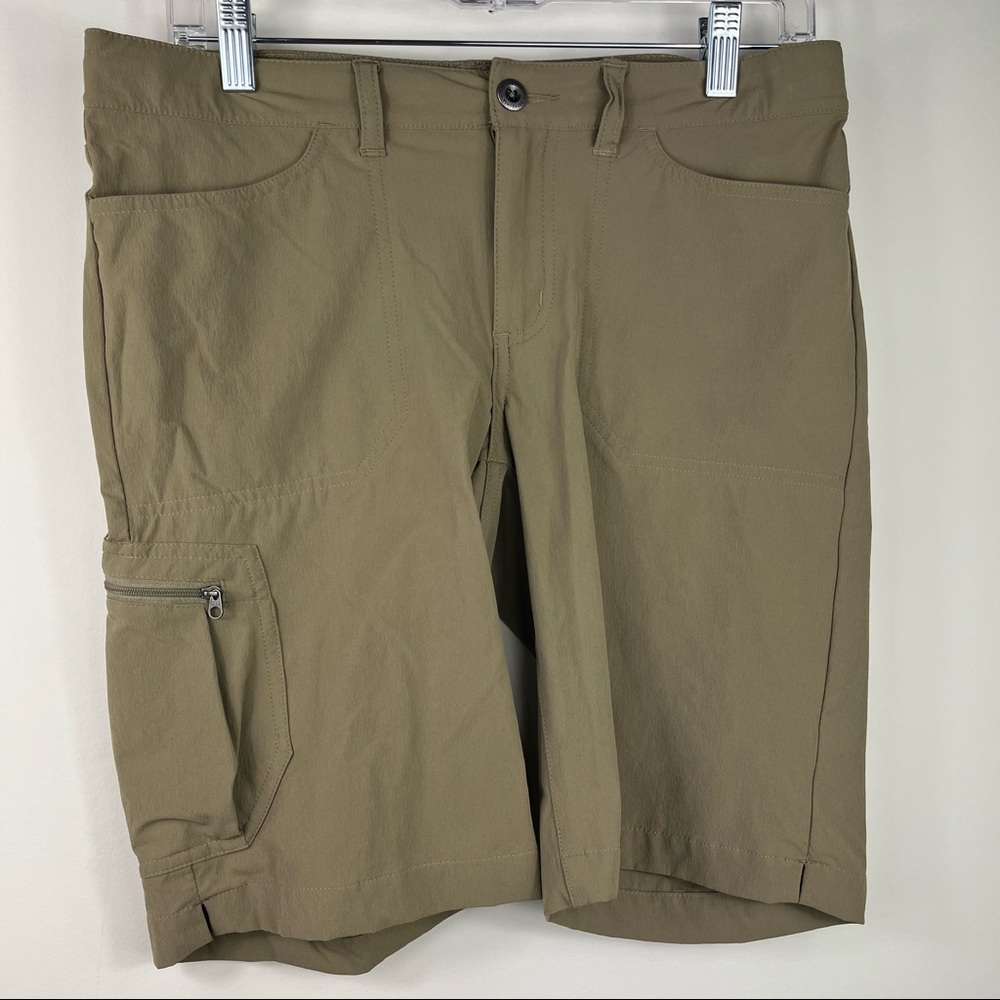 Patagonia Women’s Cargo Shorts Kahki style Tribune short. Size 6. 10 in. Inseam